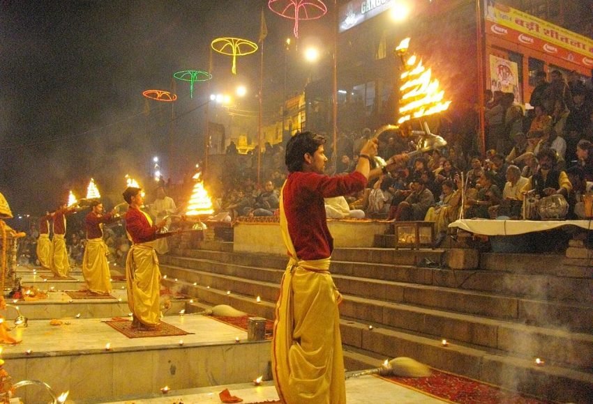 Evening_Ganga_Aarti_at_Dashashwamedh_ghat_Varanasi